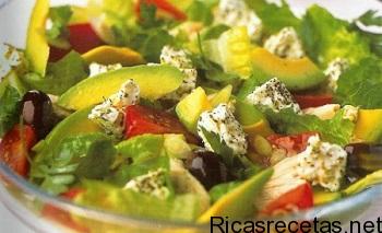 Ensalada griega de pollo y aguacate