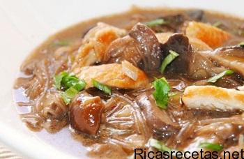 Curry laksa con pollo y setas