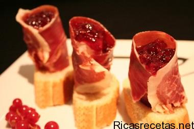 Canapes de jamon serrano y arandanos