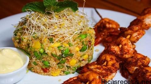 Brochetas de gambas con ensalada de quinoa