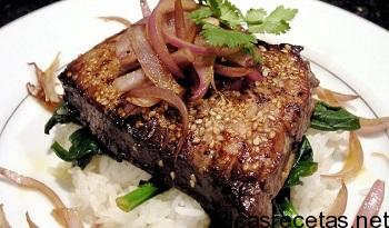 Atún a la soja con cebolla caramelizada