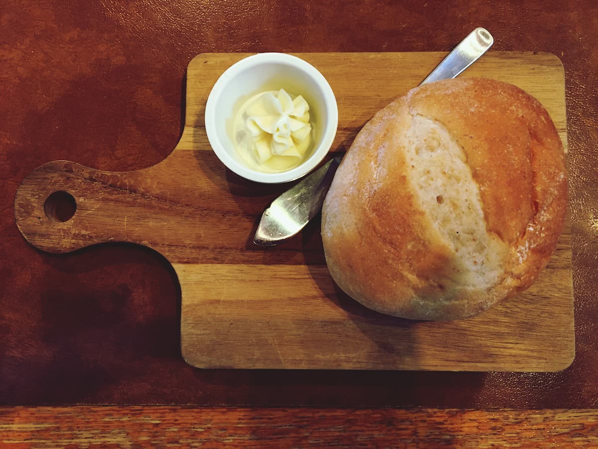 Pan casero con huevo y mantequilla (miga tierna)