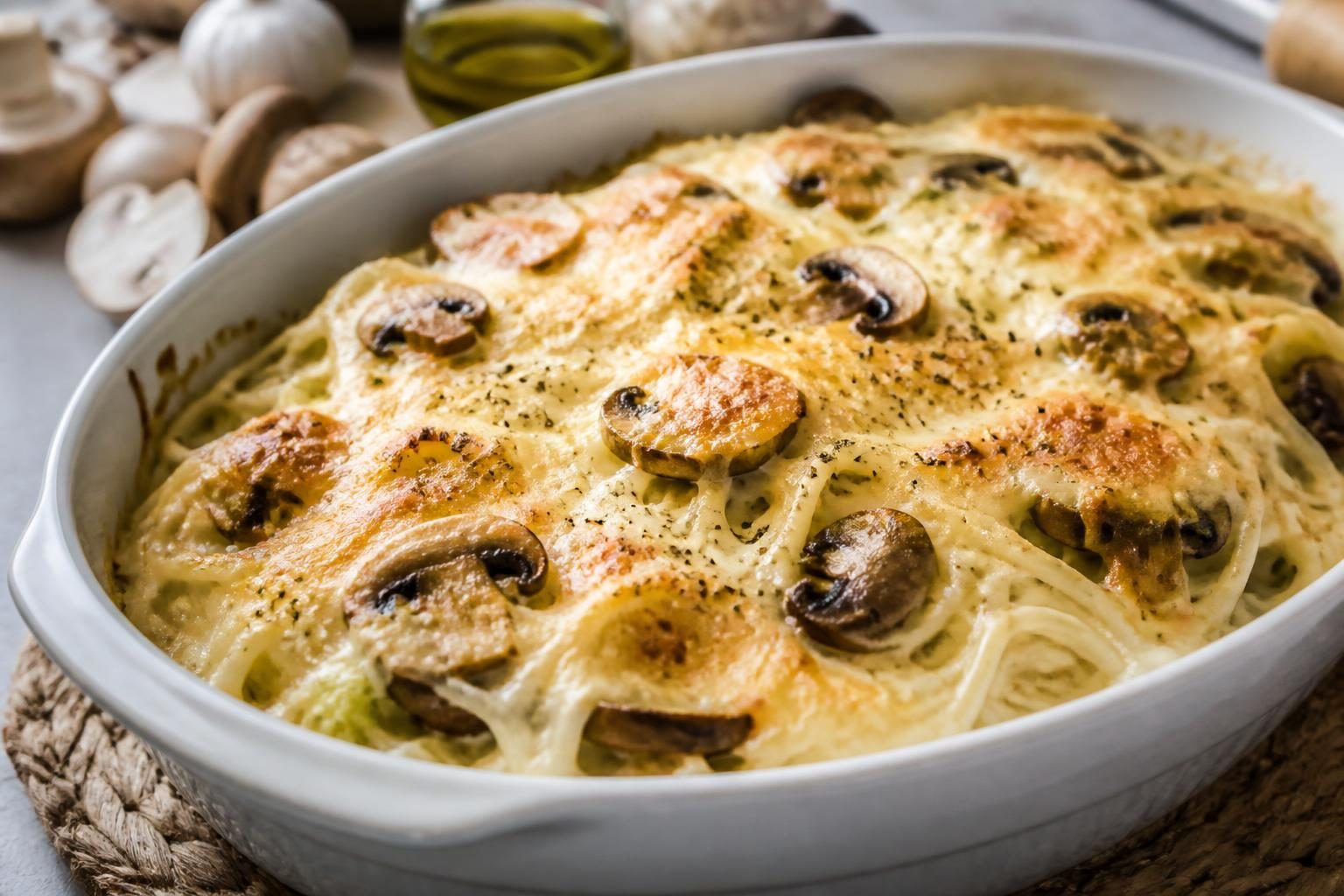Espagueti gratinado de champiñones y nata